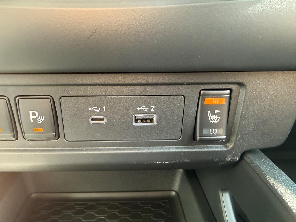 Nissan Frontier Vehicle Full-screen Gallery Image 06