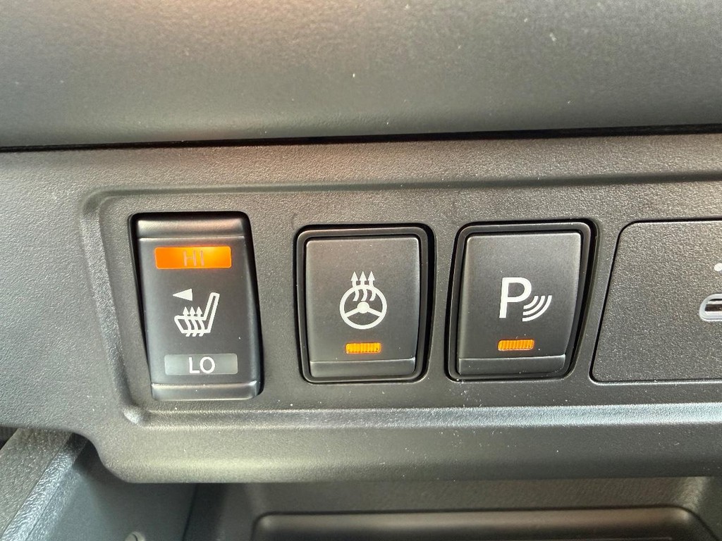 Nissan Frontier Vehicle Full-screen Gallery Image 07