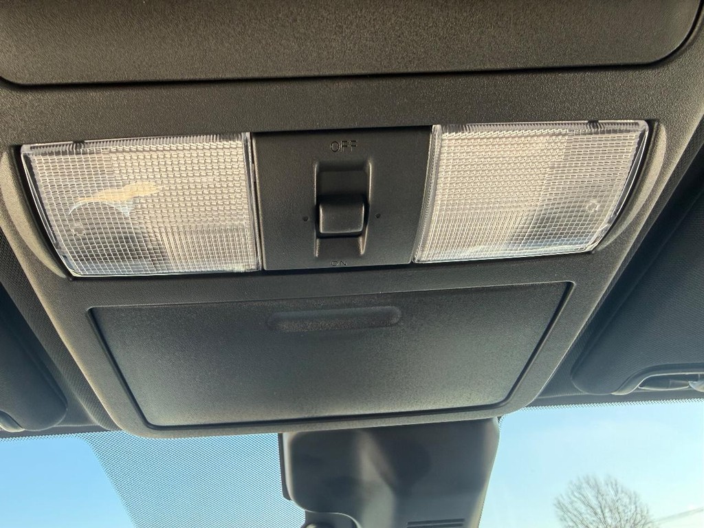 Nissan Frontier Vehicle Full-screen Gallery Image 09