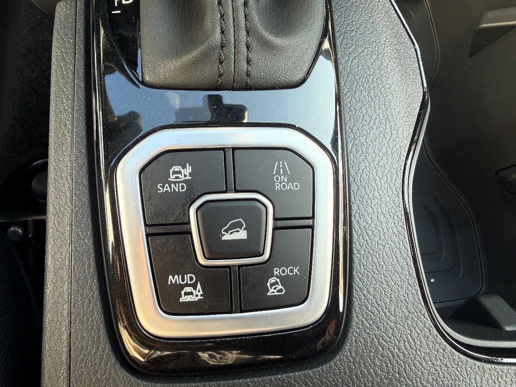 Nissan Frontier Vehicle Full-screen Gallery Image 10