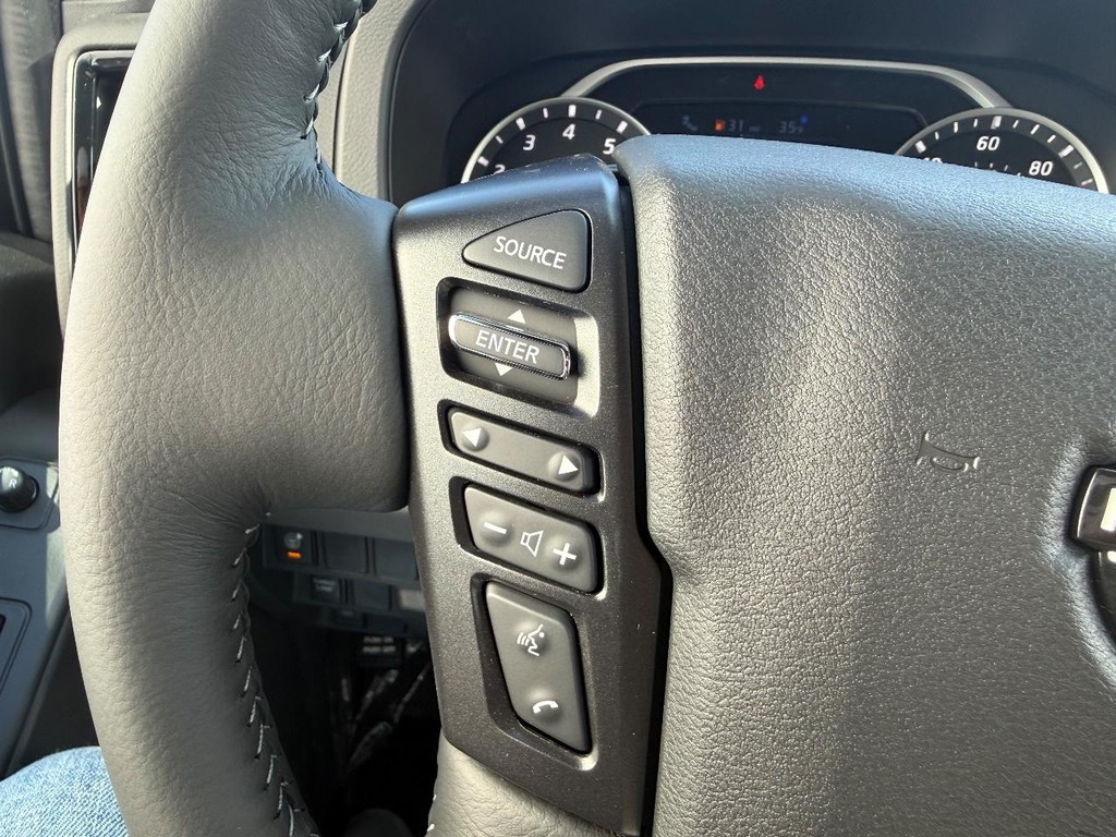 Nissan Frontier Vehicle Full-screen Gallery Image 11