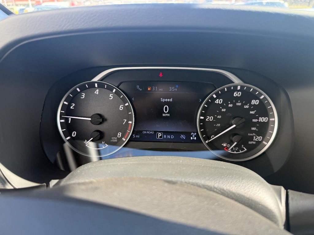 Nissan Frontier Vehicle Full-screen Gallery Image 12