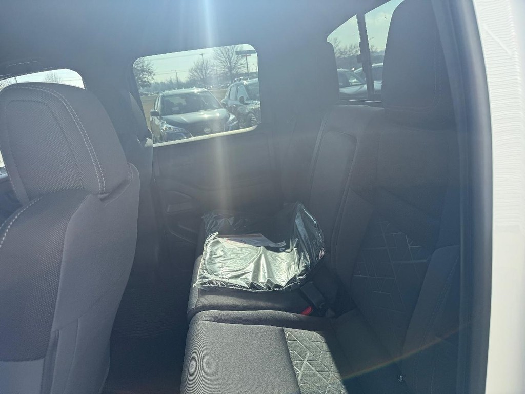 Nissan Frontier Vehicle Full-screen Gallery Image 16