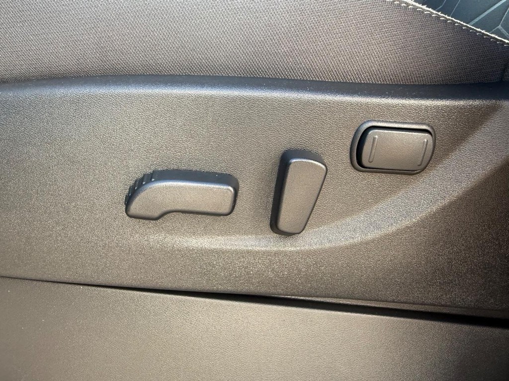 Nissan Frontier Vehicle Full-screen Gallery Image 17