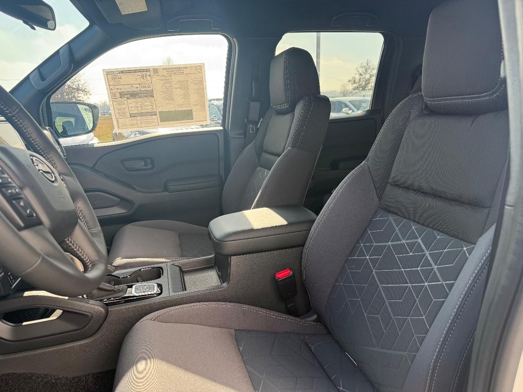 Nissan Frontier Vehicle Full-screen Gallery Image 18