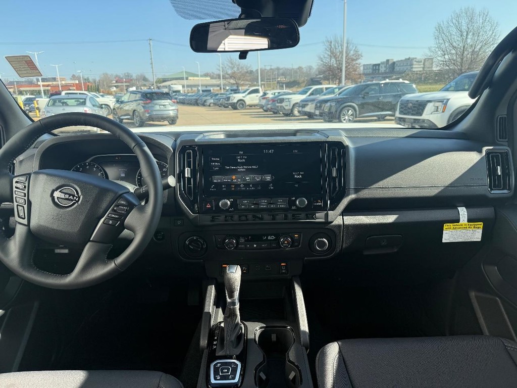 Nissan Frontier Vehicle Full-screen Gallery Image 21