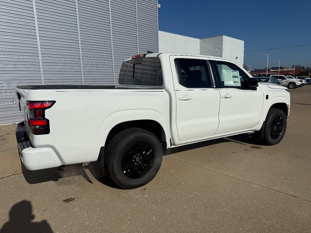 Nissan Frontier Vehicle Full-screen Gallery Image 22