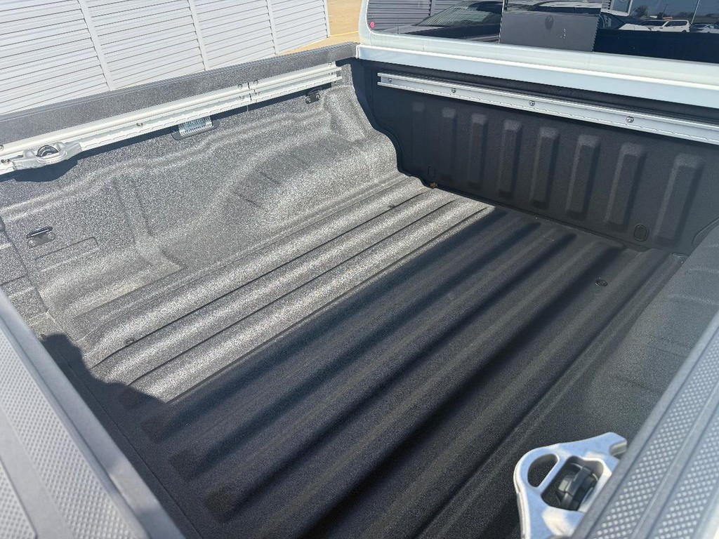 Nissan Frontier Vehicle Full-screen Gallery Image 25