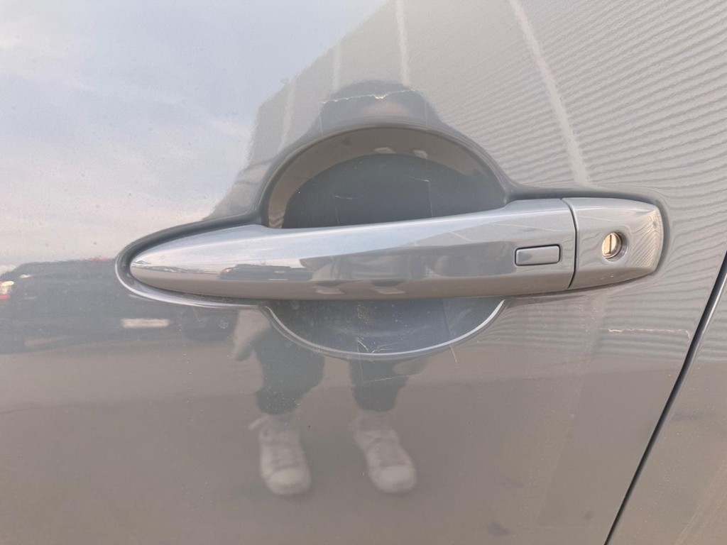 Nissan Sentra Vehicle Full-screen Gallery Image 05