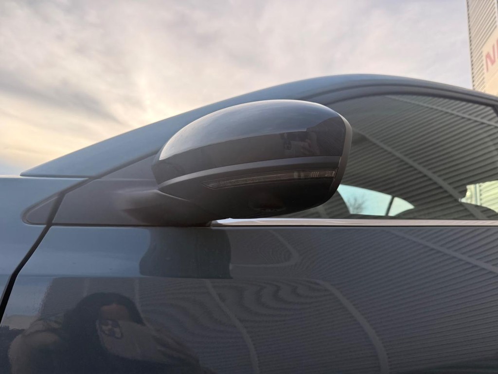 Nissan Sentra Vehicle Full-screen Gallery Image 06