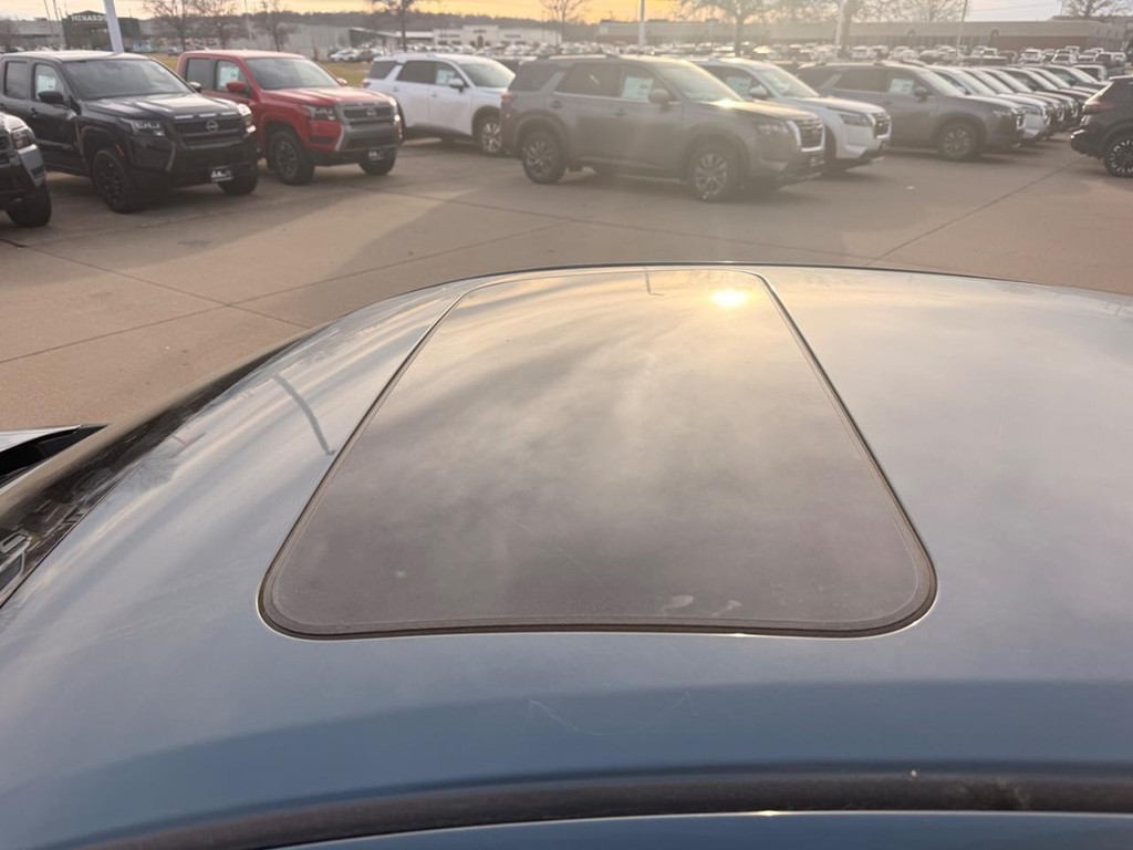 Nissan Sentra Vehicle Full-screen Gallery Image 07