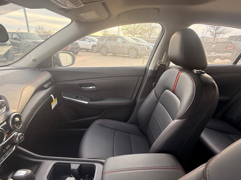 Nissan Sentra Vehicle Full-screen Gallery Image 09