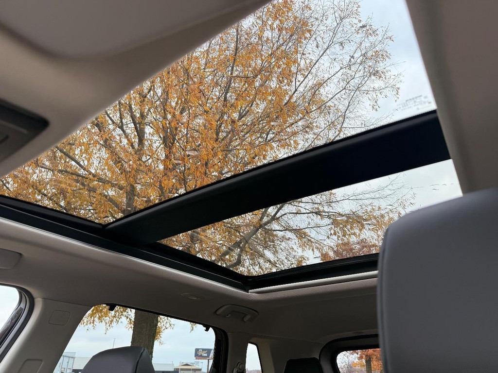 Nissan Rogue Vehicle Full-screen Gallery Image 02