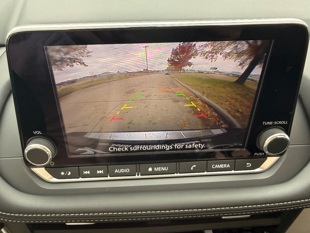 Nissan Rogue Vehicle Full-screen Gallery Image 03