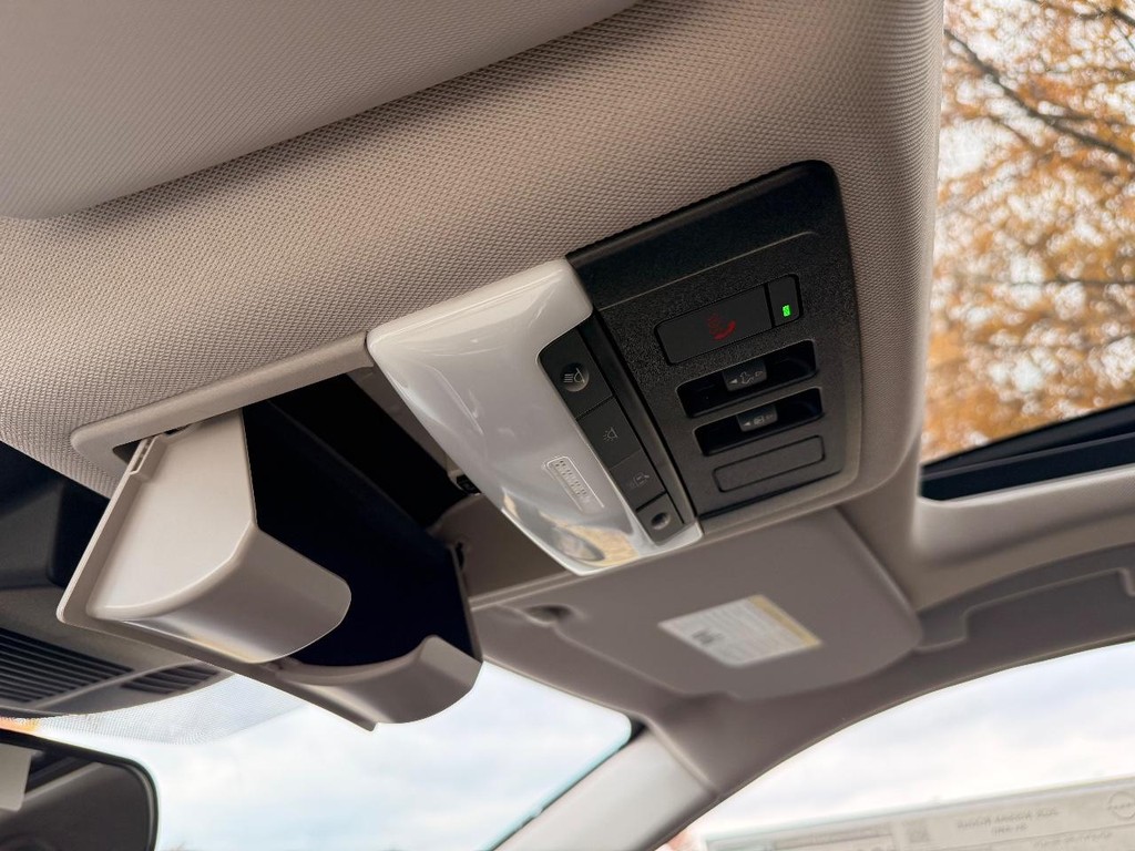 Nissan Rogue Vehicle Full-screen Gallery Image 04