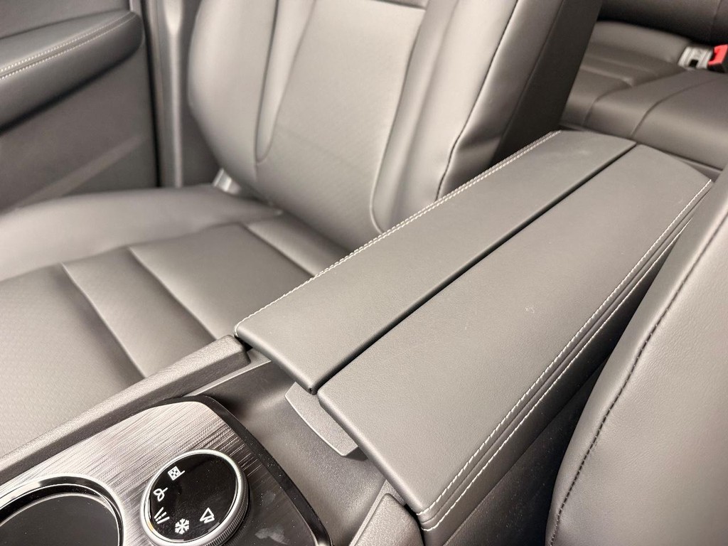 Nissan Rogue Vehicle Full-screen Gallery Image 05