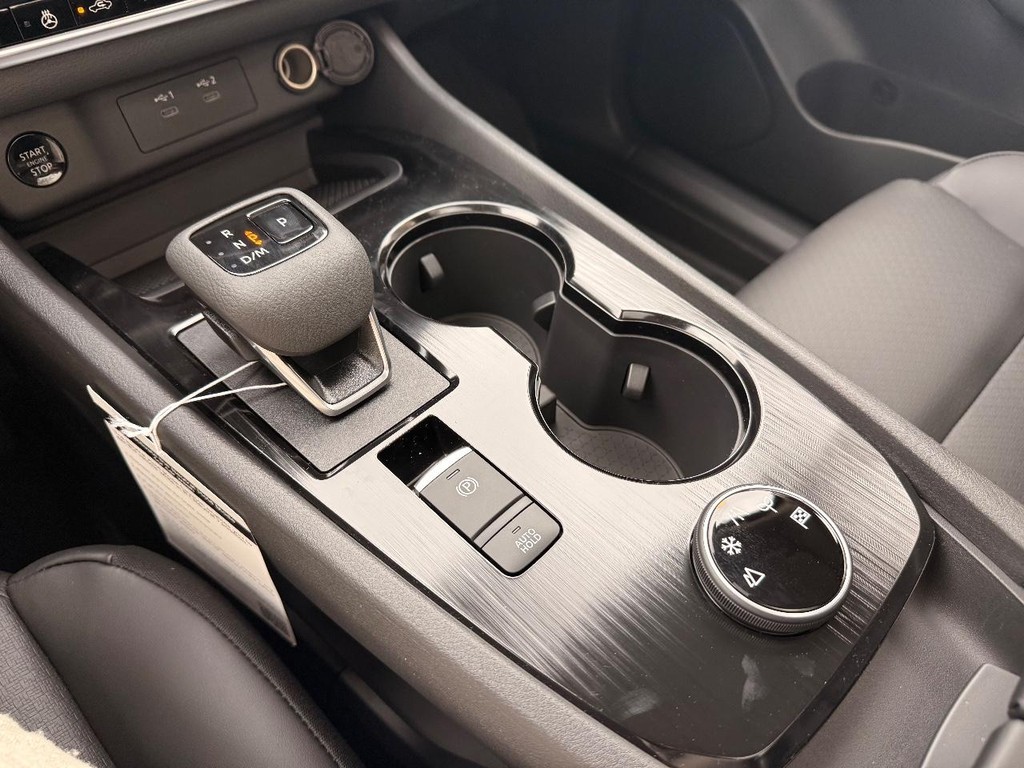 Nissan Rogue Vehicle Full-screen Gallery Image 06