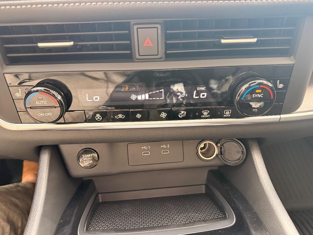 Nissan Rogue Vehicle Full-screen Gallery Image 08