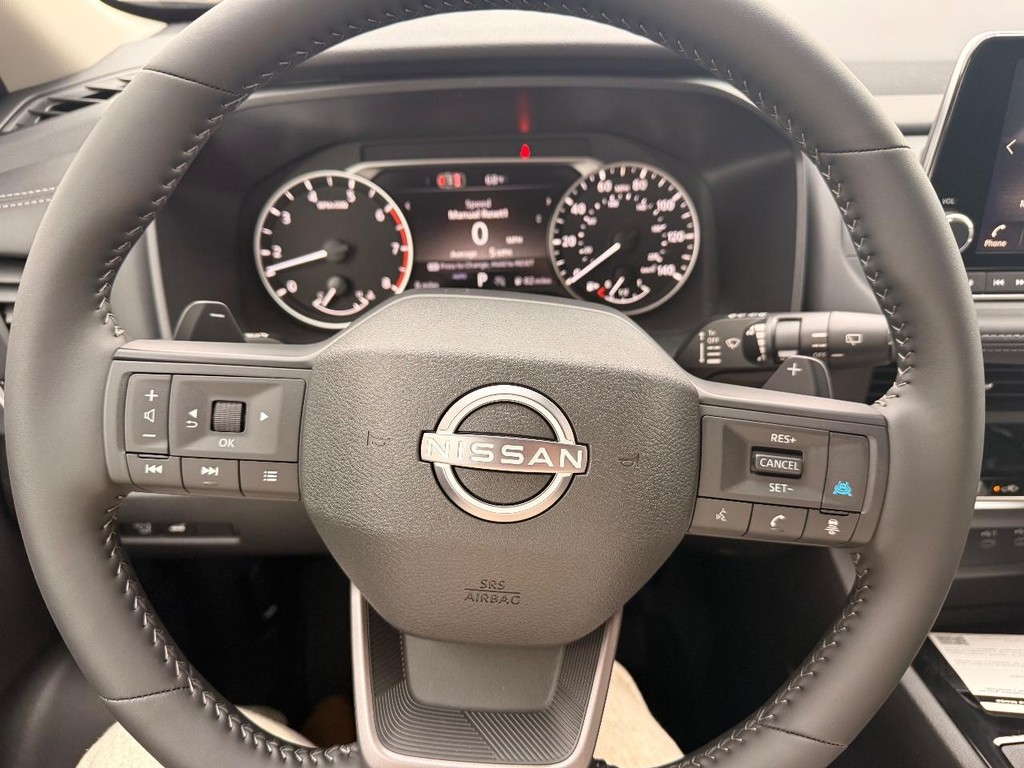 Nissan Rogue Vehicle Full-screen Gallery Image 11