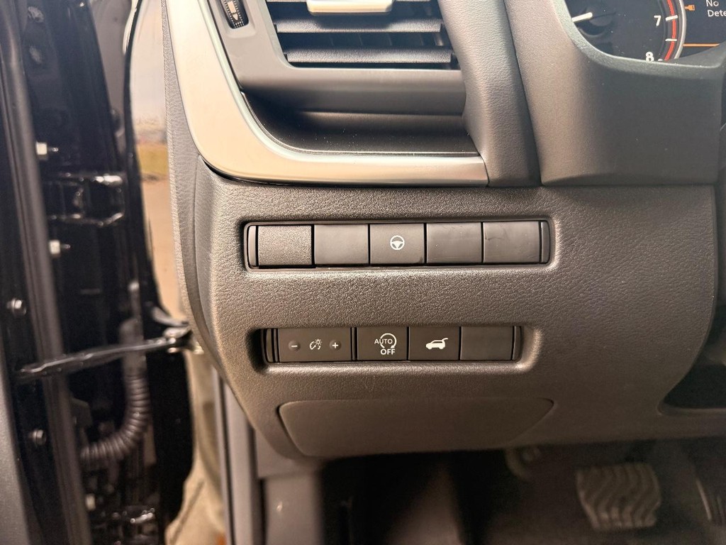 Nissan Rogue Vehicle Full-screen Gallery Image 12