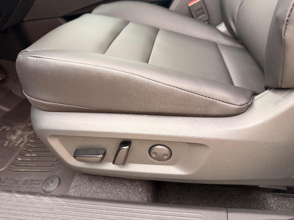 Nissan Rogue Vehicle Full-screen Gallery Image 13