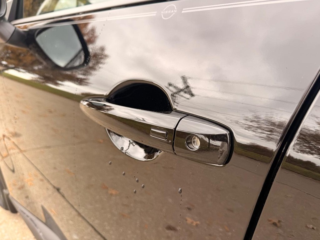 Nissan Rogue Vehicle Full-screen Gallery Image 15