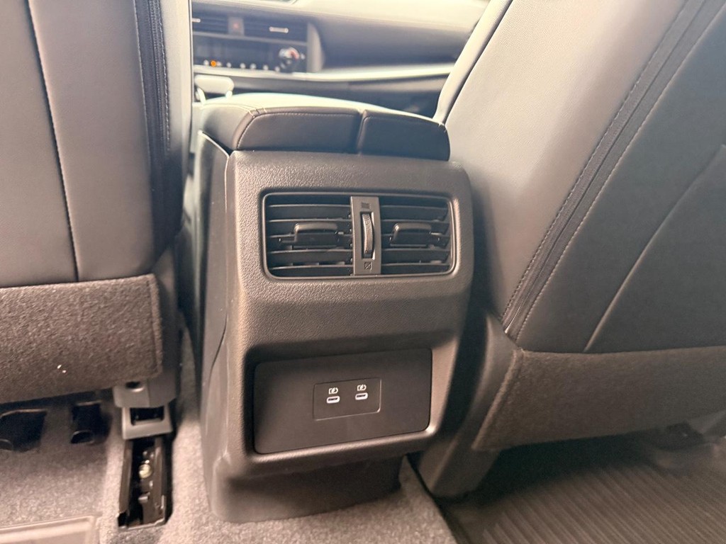 Nissan Rogue Vehicle Full-screen Gallery Image 16