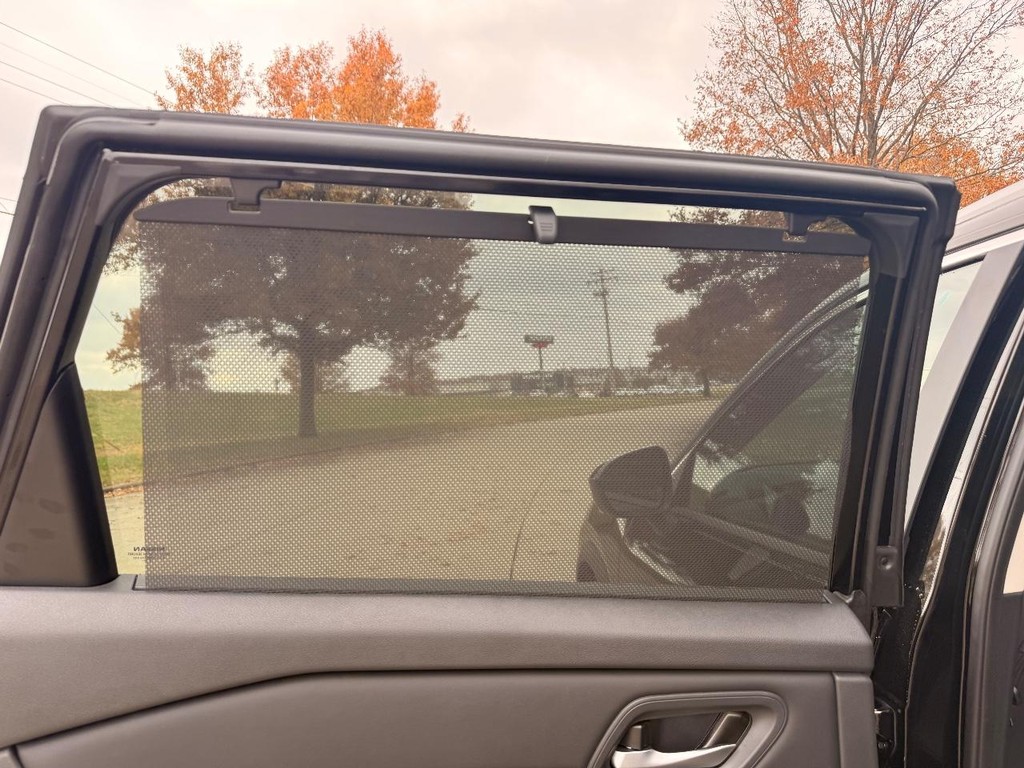 Nissan Rogue Vehicle Full-screen Gallery Image 18