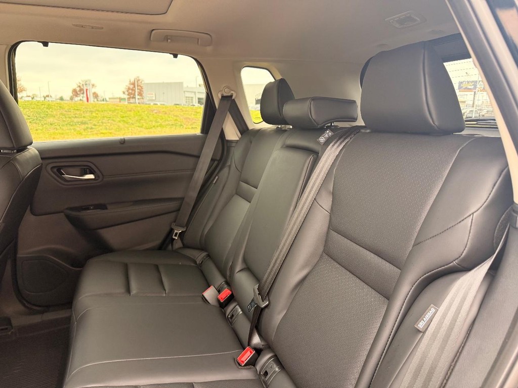 Nissan Rogue Vehicle Full-screen Gallery Image 19