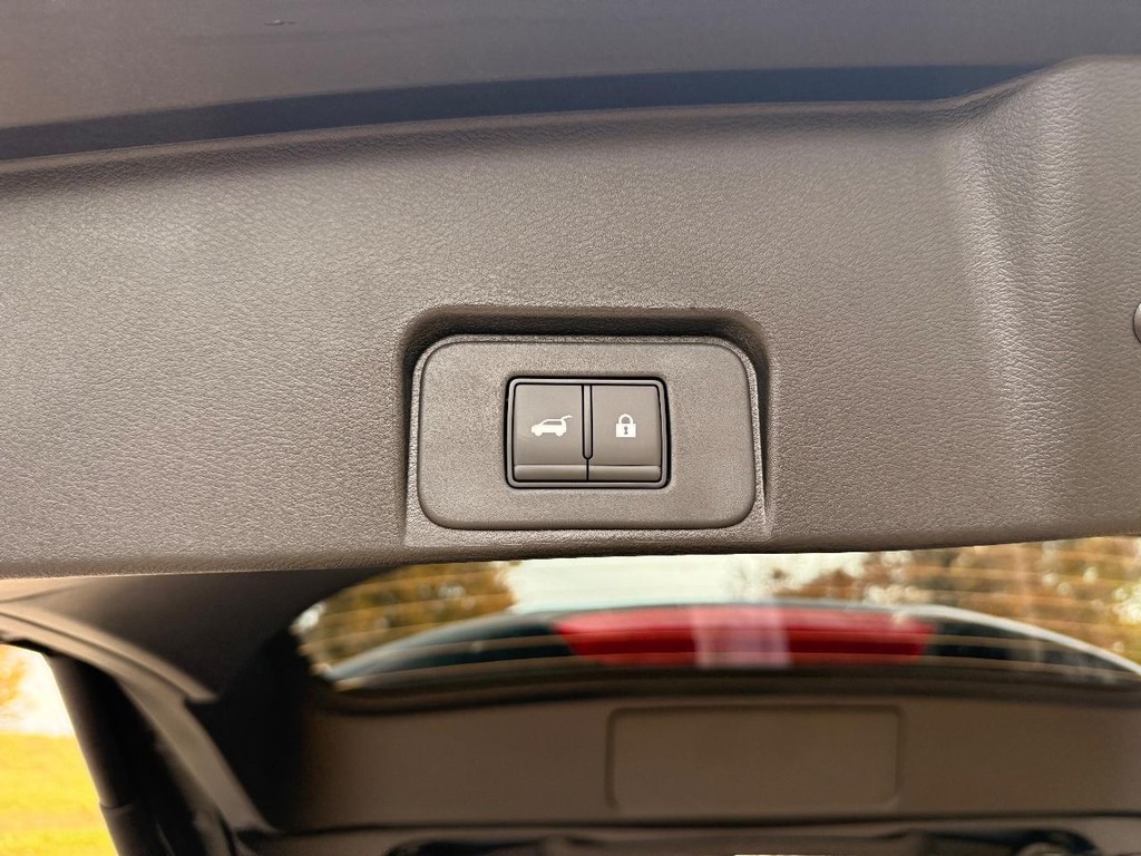 Nissan Rogue Vehicle Full-screen Gallery Image 20