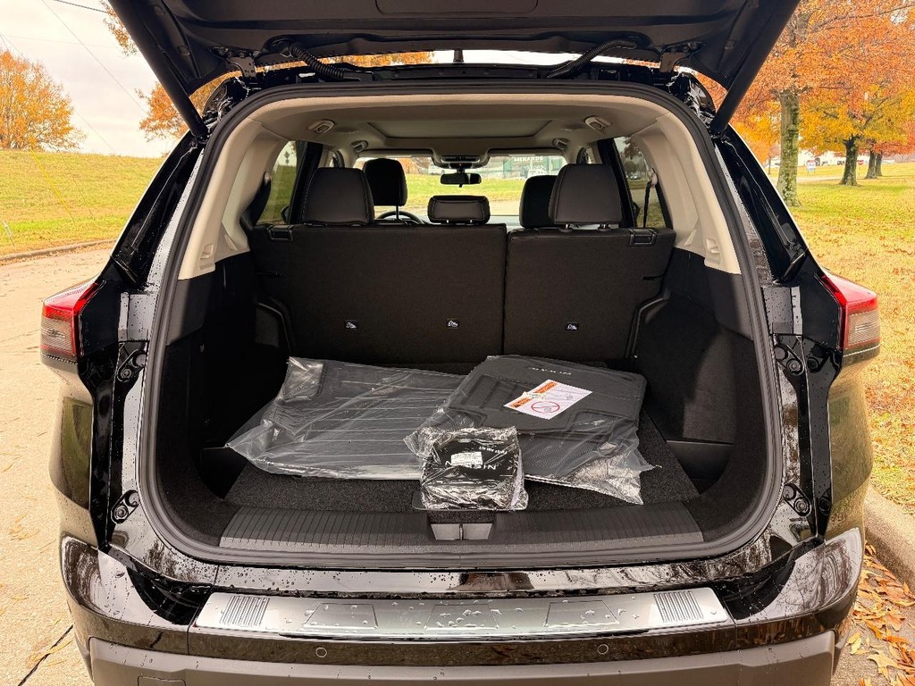 Nissan Rogue Vehicle Full-screen Gallery Image 21