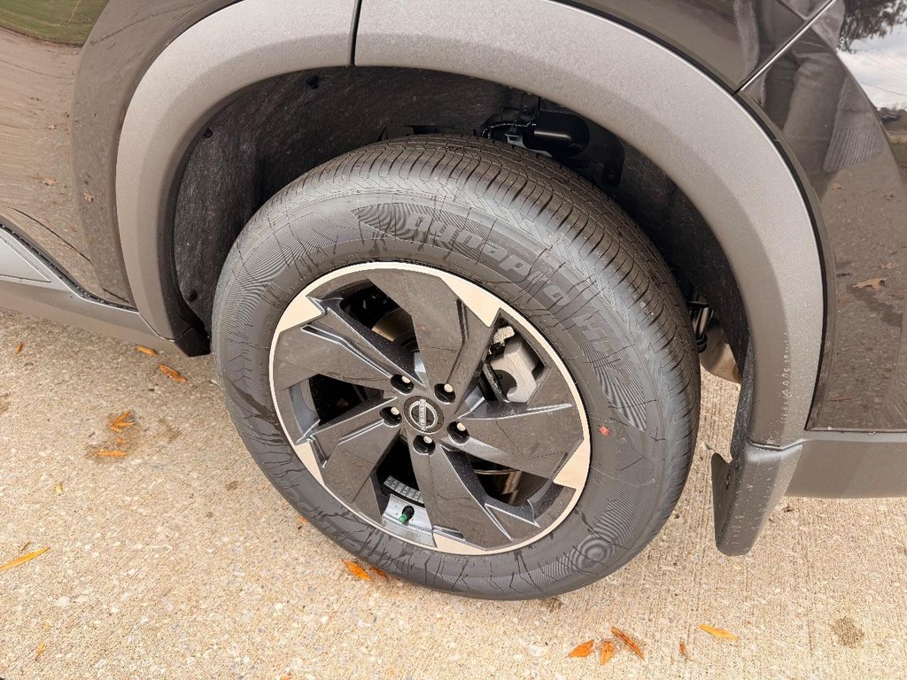 Nissan Rogue Vehicle Full-screen Gallery Image 23