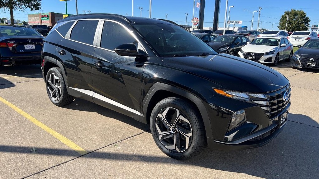 Hyundai Tucson Hybrid Vehicle Full-screen Gallery Image 02