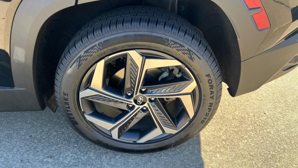 Hyundai Tucson Hybrid Vehicle Full-screen Gallery Image 12