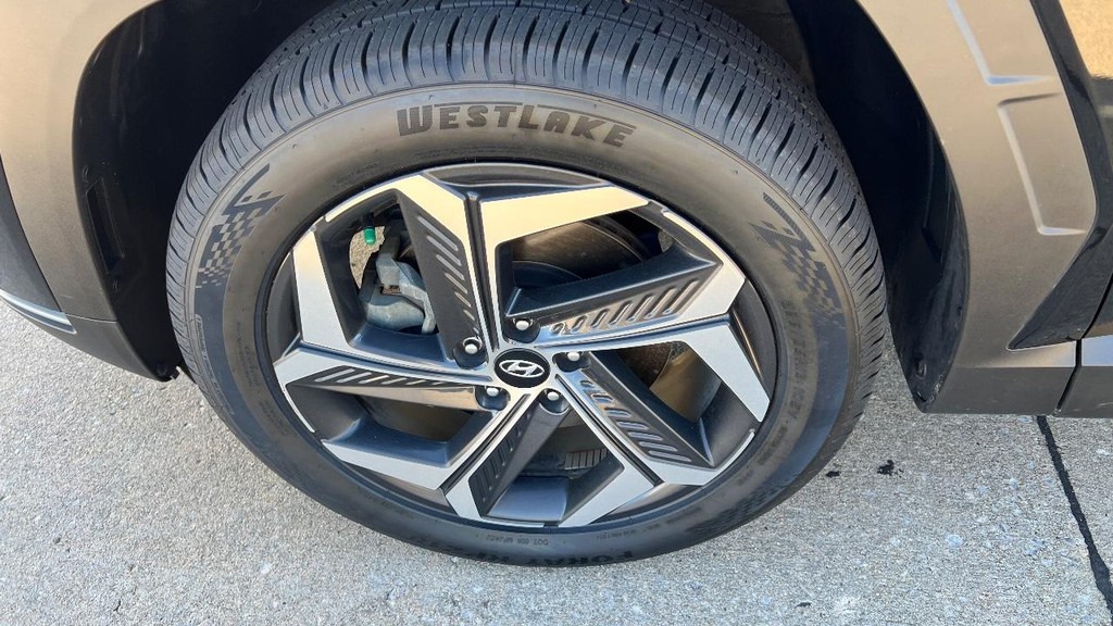 Hyundai Tucson Hybrid Vehicle Full-screen Gallery Image 13