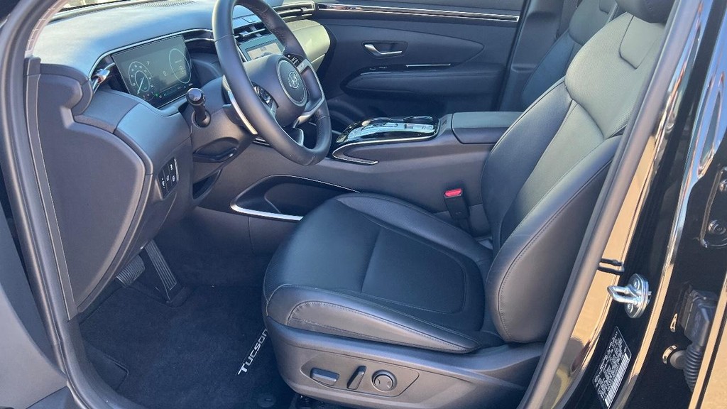 Hyundai Tucson Hybrid Vehicle Full-screen Gallery Image 23