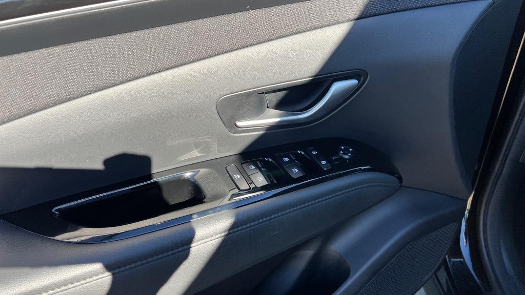 Hyundai Tucson Hybrid Vehicle Full-screen Gallery Image 24