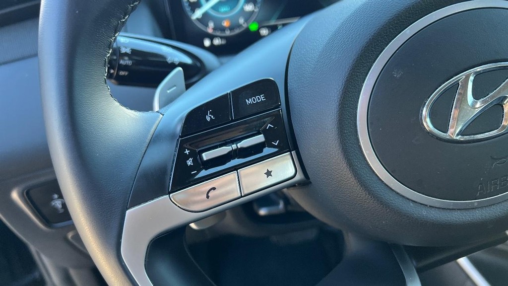 Hyundai Tucson Hybrid Vehicle Full-screen Gallery Image 26