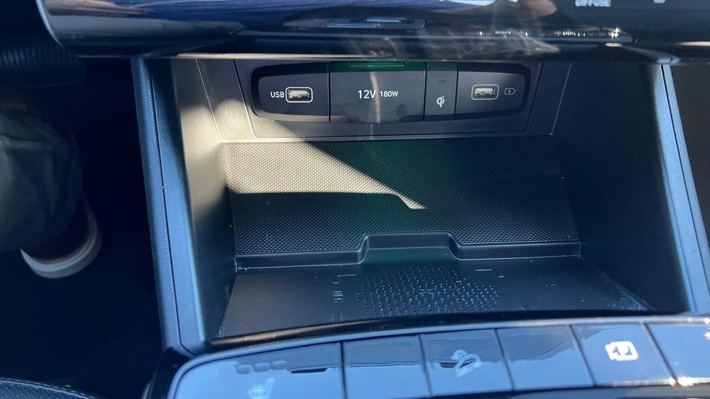 Hyundai Tucson Hybrid Vehicle Full-screen Gallery Image 29