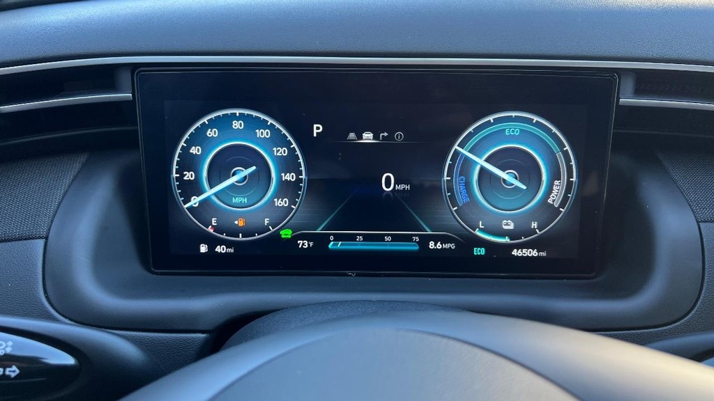 Hyundai Tucson Hybrid Vehicle Full-screen Gallery Image 32