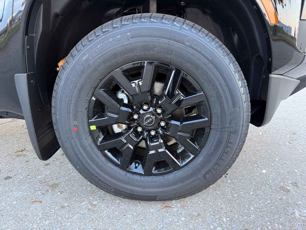 Nissan Frontier Vehicle Full-screen Gallery Image 03