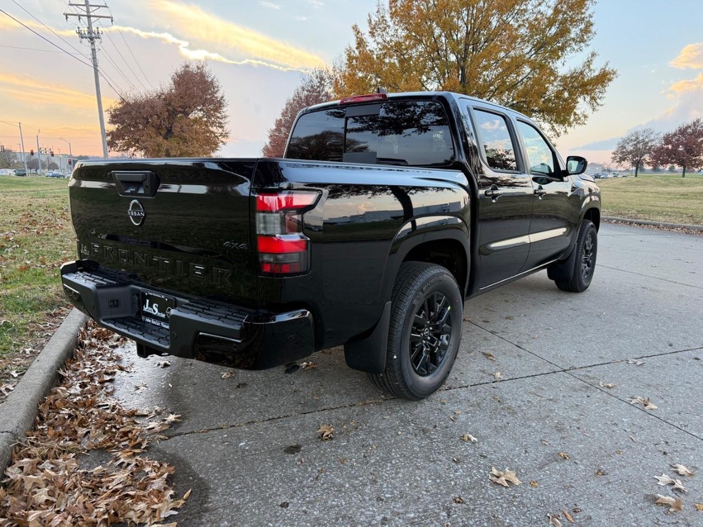 Nissan Frontier Vehicle Full-screen Gallery Image 05