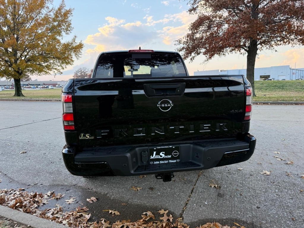 Nissan Frontier Vehicle Full-screen Gallery Image 06