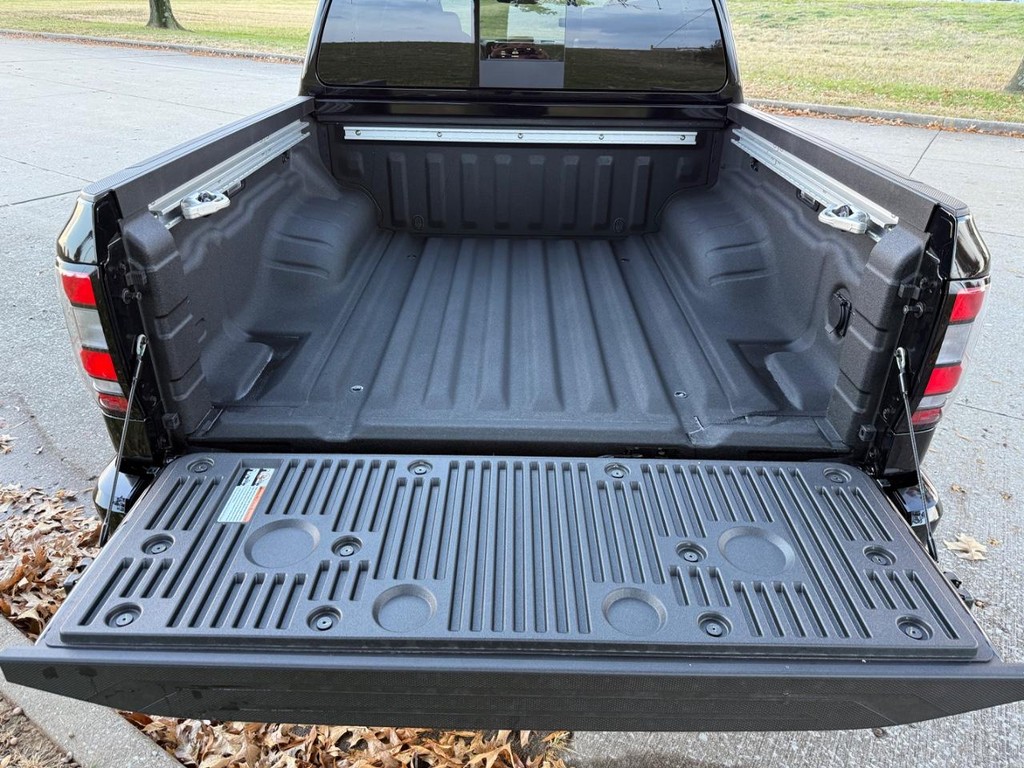 Nissan Frontier Vehicle Full-screen Gallery Image 07