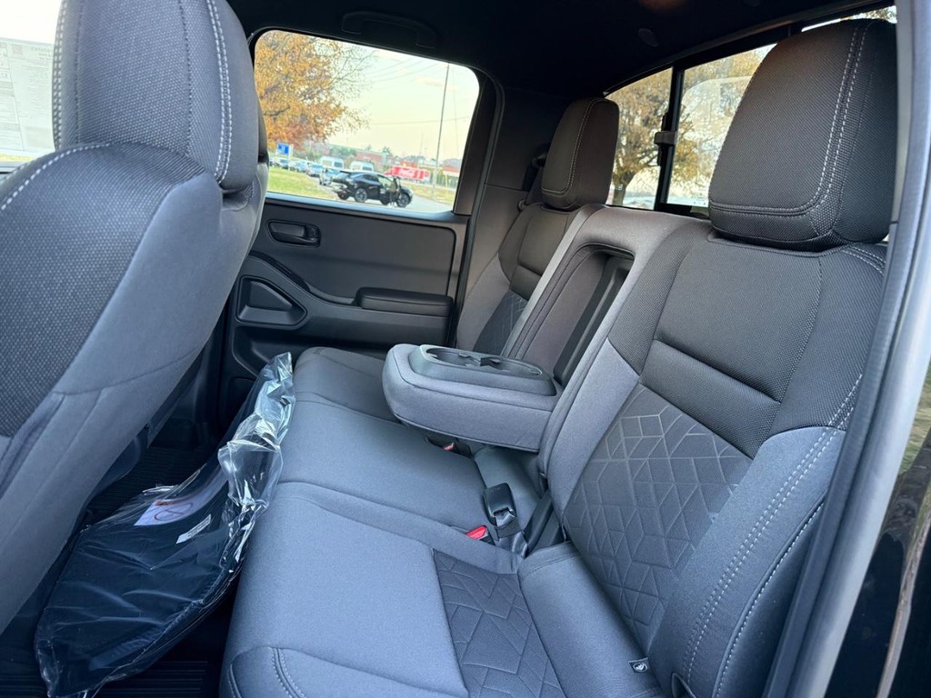 Nissan Frontier Vehicle Full-screen Gallery Image 08