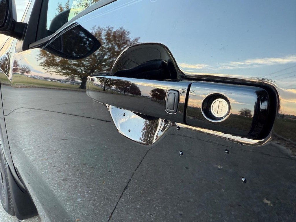 Nissan Frontier Vehicle Full-screen Gallery Image 10