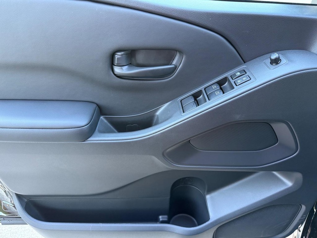 Nissan Frontier Vehicle Full-screen Gallery Image 11