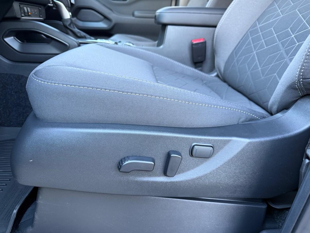 Nissan Frontier Vehicle Full-screen Gallery Image 12