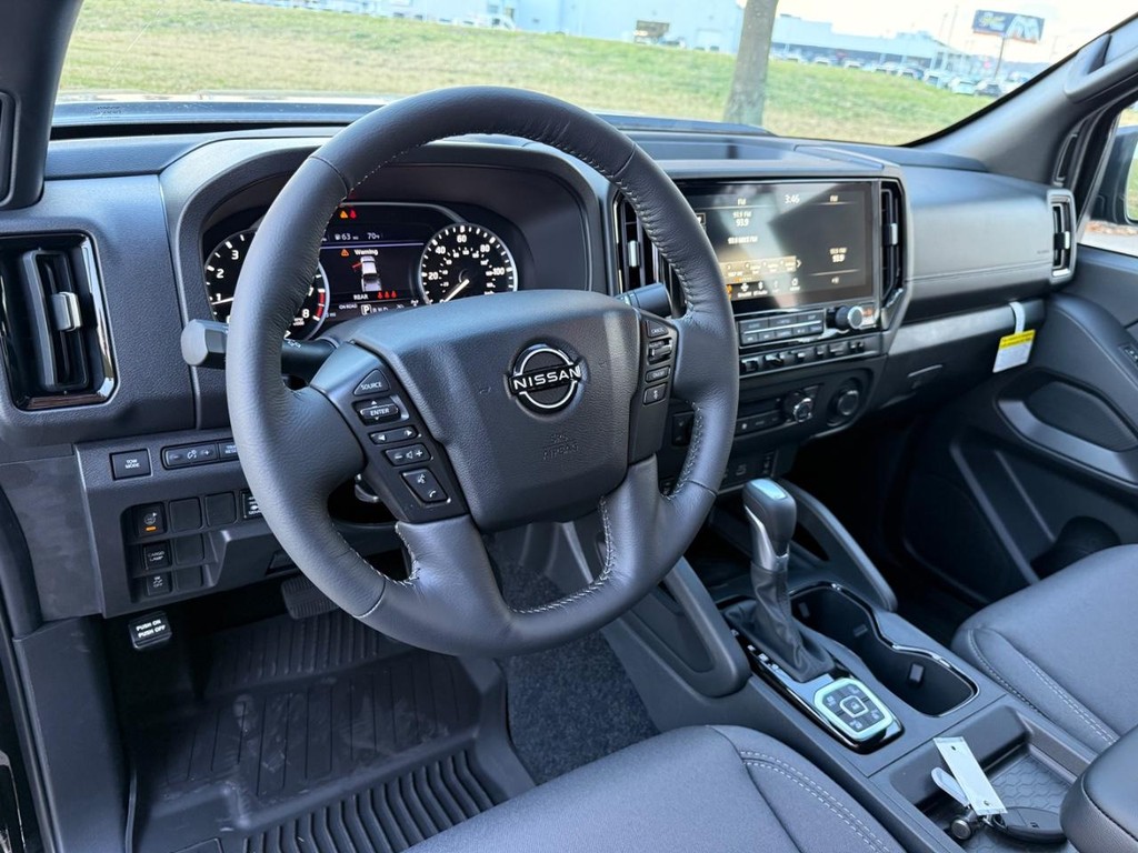Nissan Frontier Vehicle Full-screen Gallery Image 13