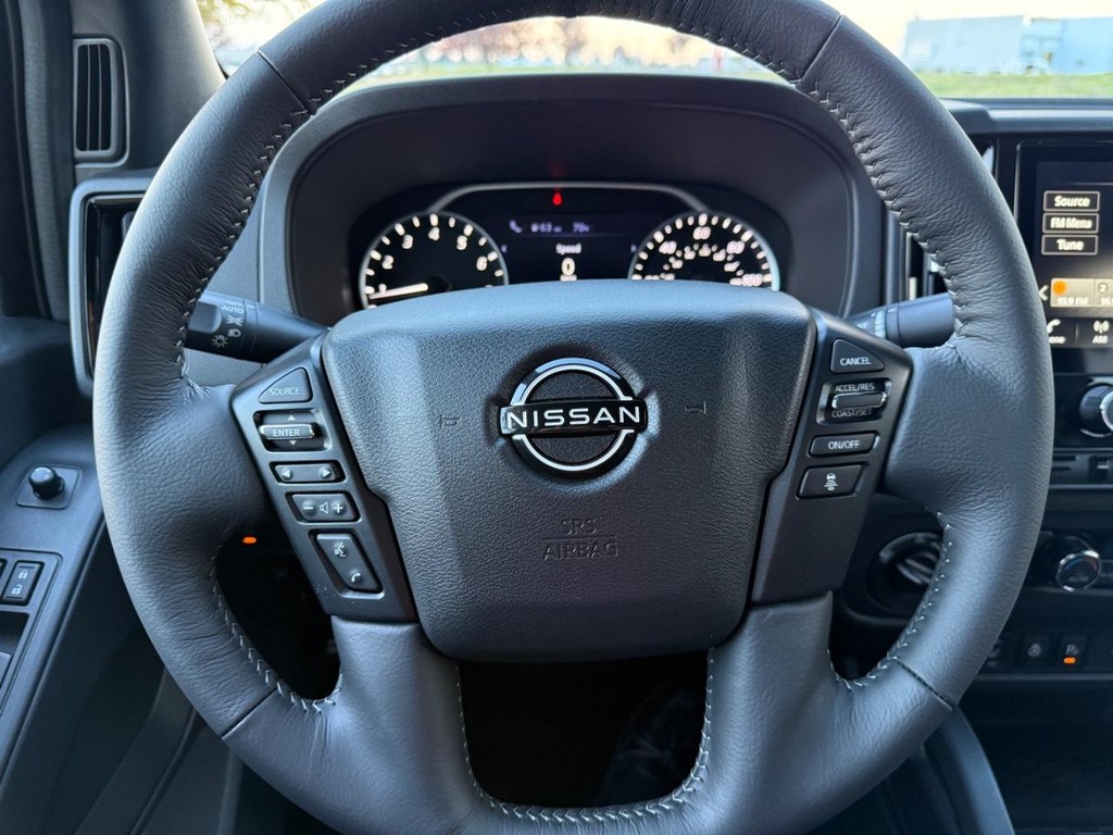 Nissan Frontier Vehicle Full-screen Gallery Image 15